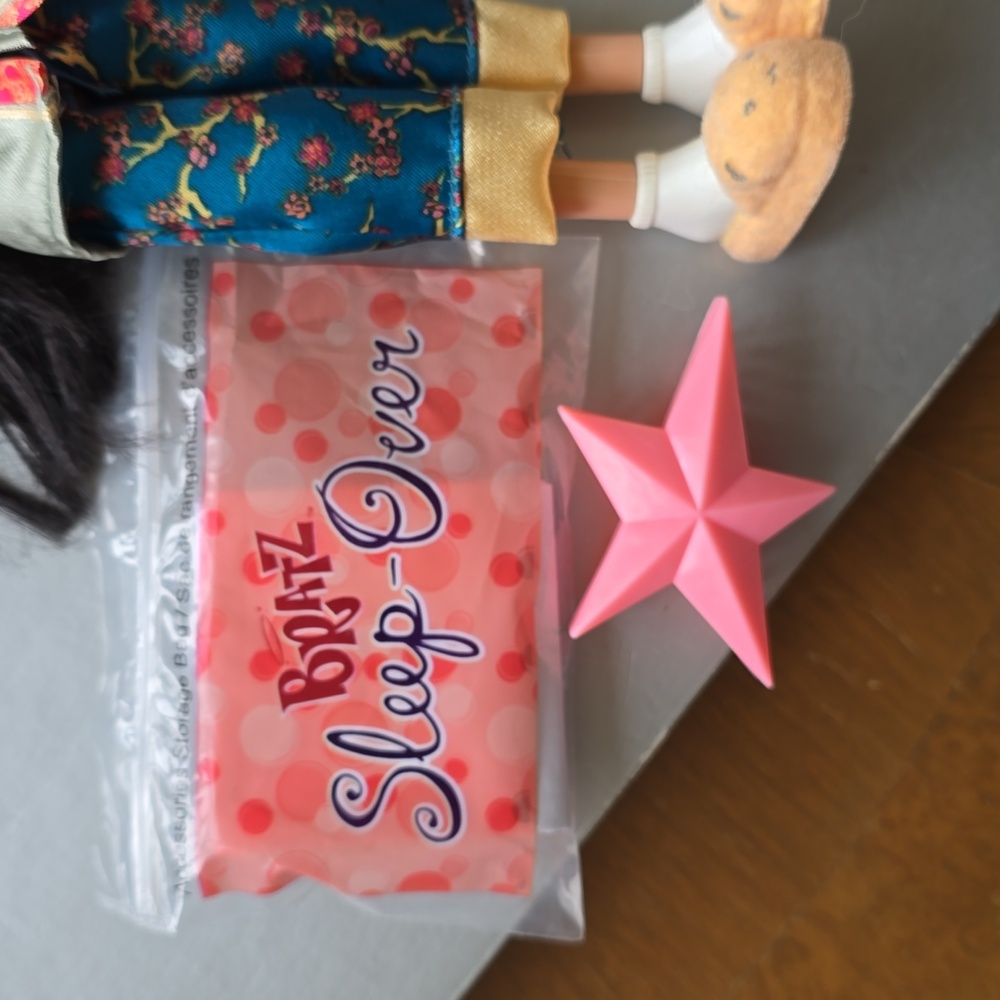 Bratz Sleepover Doll with Pajamas - Picture 4 of 4